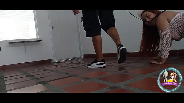 Tengo una ardiente perrita que me pide ser follada despues de su paseo.