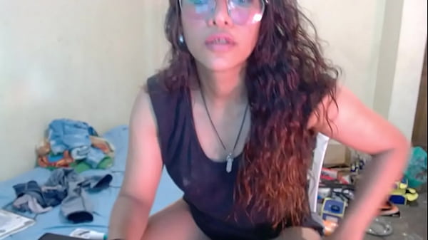 The Venezuelan Michelle tries to fit her dindo in her anus, anus orgasm.