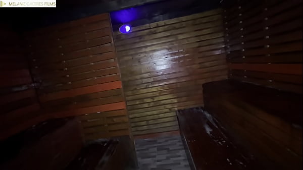 trio deicioso en un caliente sauna, dos colombianas seduciendo una polla