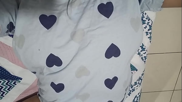 AHIJADA SE PONE CALENTONA EN SU DORMITORIO MASAJEANDO SU CLITORES HASTA VENIRSE EN LECHE