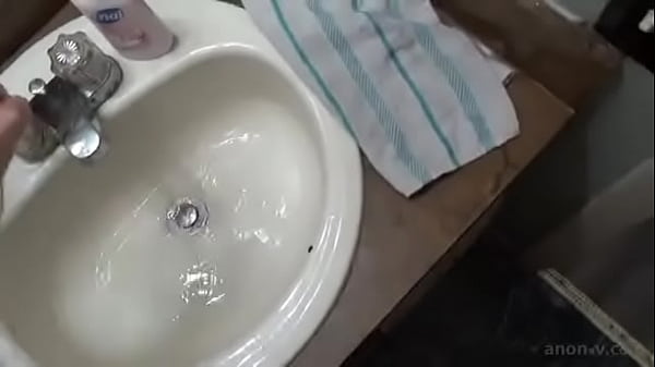 Madrastra le hace una paja con las tetas a su hijastro con condon