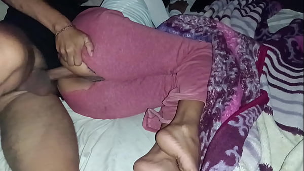 Padrastro B.Entra en la madrugada a mi habitación y me folla por detrás