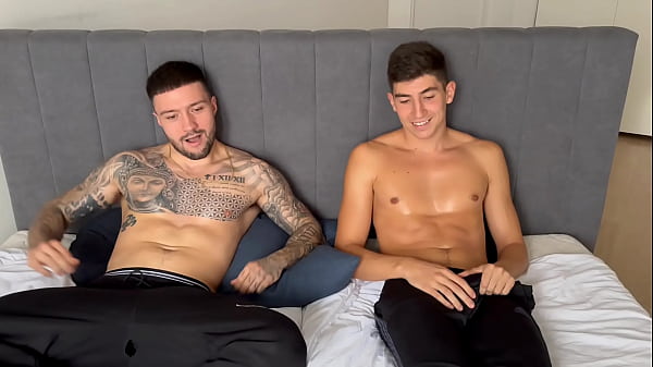 Blu Chanelle es sometida por 2 pollas enormes