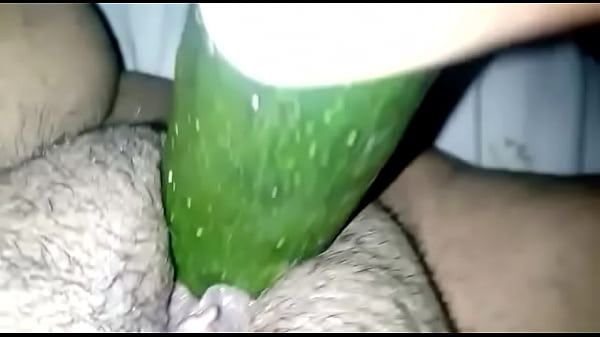 Chilena jugando con pepino