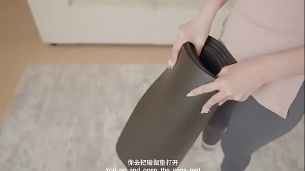 饥渴少妇的勾引，骚货的瑜伽裤都湿透了