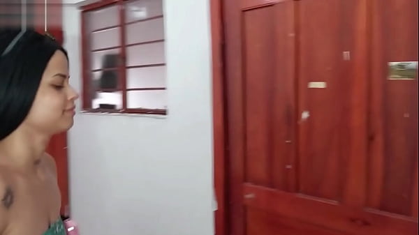 Follo a la hermanastra de mi mejor amigo y le hago una mascarilla con mi semen HISTORIA COMPLETA