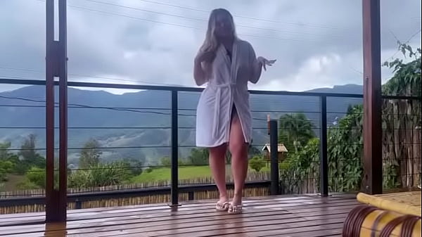 Gata gostosa experimentando fantasias de halloween