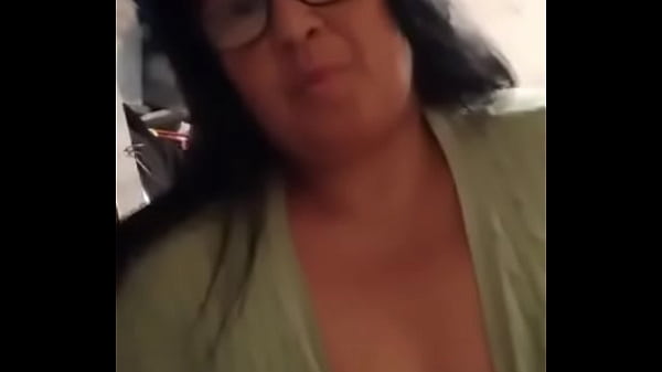 Madura tetona mexicana me enseña sus enormes tetas de milf