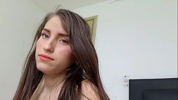 MI Hermanastra me hace un Manicure y le riego mi Esmalte blanco en su Vagina, la coloco en cuatro rompiendole ese coño.