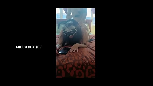 Mi hijastro me hace ver hentai mientras me parte el culo