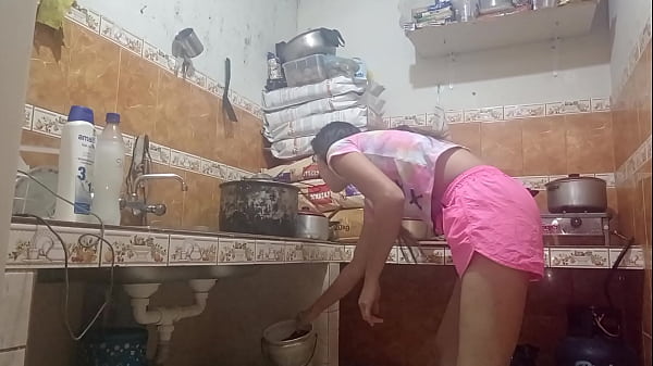 ¡¡No me resisto!! Encuentro a mi novia lavándose el pelo¡¡Vengase mi amor la culeo mientras se lava su cabeza y regreso a trabajar de hambre, perdí mi hora de almuerzo !!