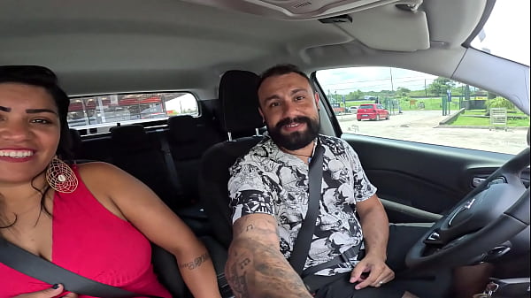 Fomos à praia e ela me surpreendeu: colocou um plug anal grande no cuzinho e me deixou louco de tesão