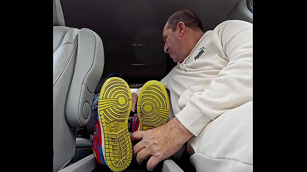 I FOUND A BLACK GIRL WITH SMELLY FEET ON BLACK FRIDAY 2024 WILMINGTON DELAWARE