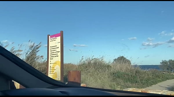 Maya sube en el coche de un extraño y follan el parking público