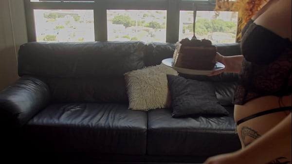 Ruiva tatuada brinca comendo bolo