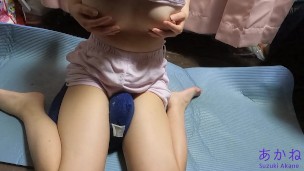 夜中におしっこしたくて目が覚めちゃったけどこわくてトイレに行けず我慢するも我慢してるうちに気持ちよくなってしまいM字開脚でおもらし