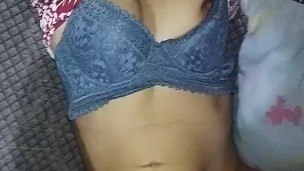 💦 Latina de lentes sudando llena de leche en el cuerpo y la puchita