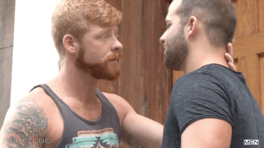 Il bacio elated del giorno: Bennett Anthony e Luke Adams