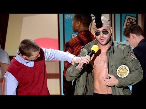 MTV Movie Awards 2015 – Zac Efron si denuda e ci prova con Dave Franco