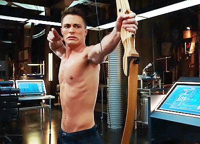 Arrow: Colton Haynes a torso nudo!