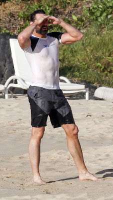 Vacanze famose: Hugh Jackman fa il bagnetto a St. Barts