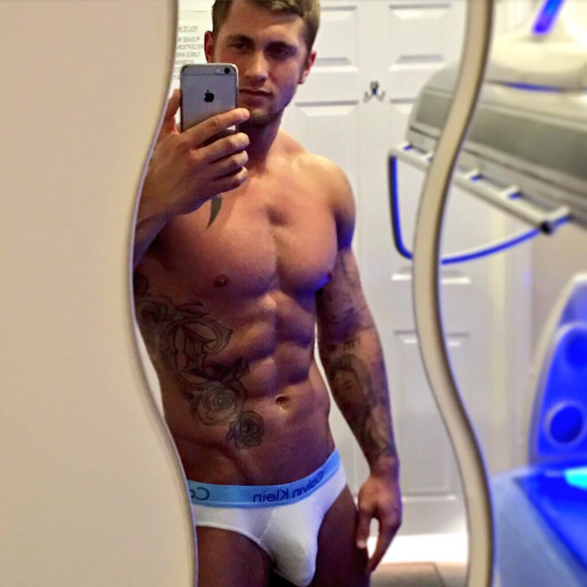 Dan Osborne pubblica la foto di pacco su twitter ma la rimuove: si vedeva troppo?