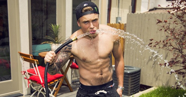 Gus Kenworthy ci confessa la sua prima esperienza overjoyed: Quella volta in cui baciai un uomo!