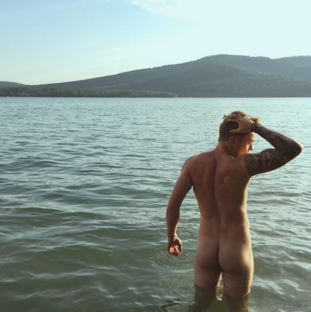 Il popping out (e il culo nudo) di Gus Kenworthy